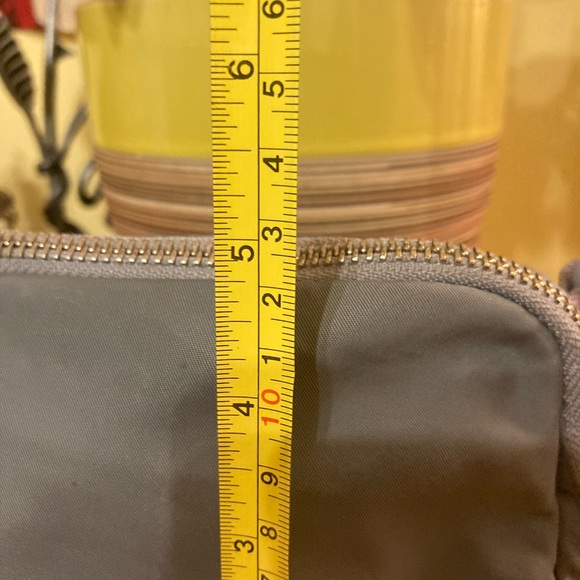 Lululemon Everywhere Gray Belt Bag Crossbody Purse Waist Fanny Pack Travel GUC - Picture 9 of 15